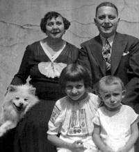 З бабусею Вільгеминою, батьком Ярославом і сестрою Мартою, Львів